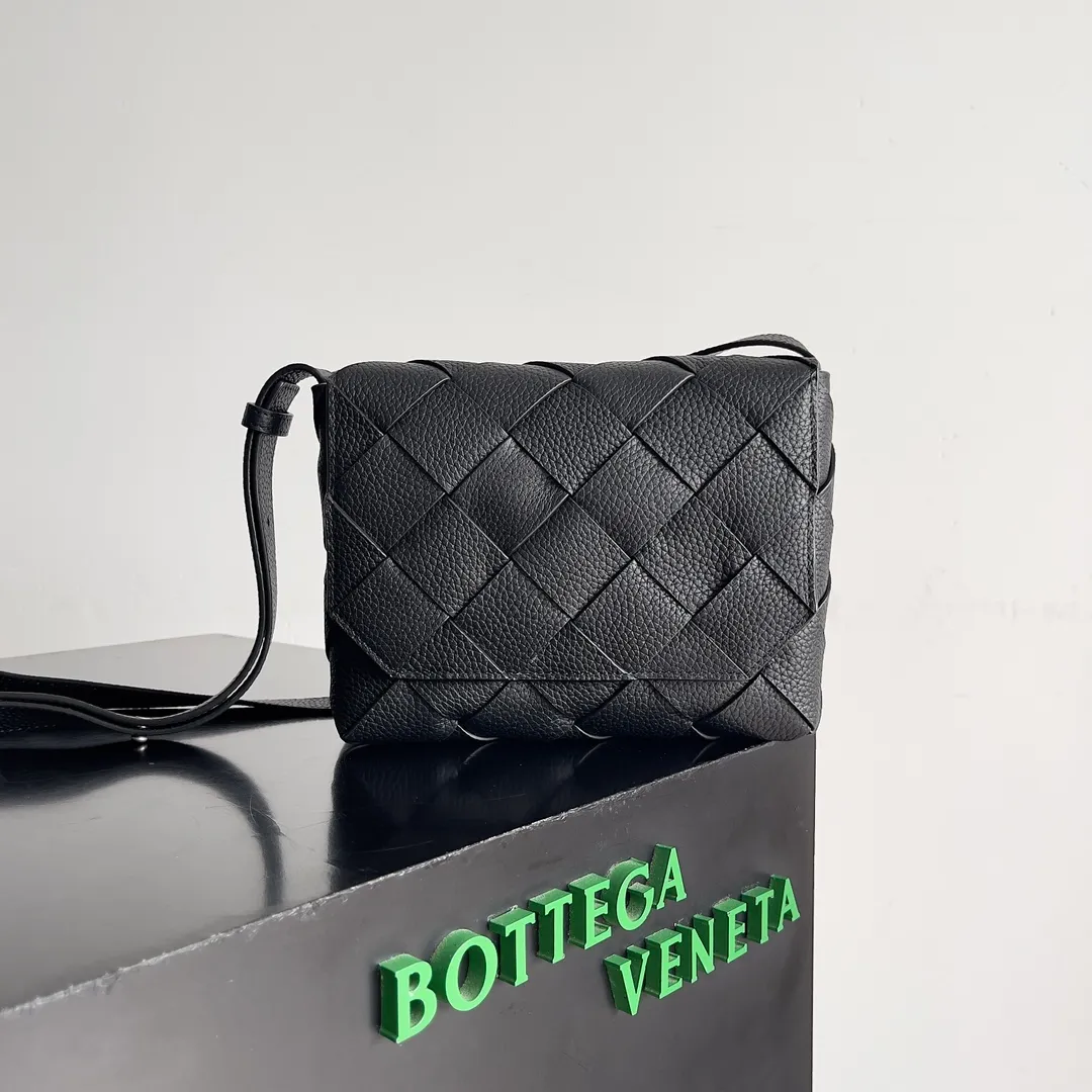 Batch 1860 BOTTEGA VENETA new Diago crossbody bag The diagonally built dynamic silhouette shows unique ingenuity. As a member of the B family's early autumn series, it uses the highest quality calfskin. The entire bag is softer, thicker and heavier, and durable. It is equipped with an adjustable strap. The texture of the 3cm wide leather strap is very similar to the litchi pattern. It is slightly stiffer than the litchi pattern. It is low-key, luxurious and full of connotation. It is refreshing and comfortable to match the upper body. Hu Yitian was also successfully captured by it. Style number: 795637 Size: 22.5*16.5*5.5cm